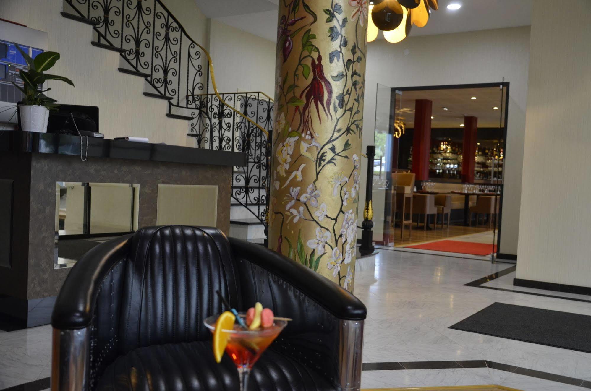 Le Grand Hotel Мобеж Екстер'єр фото